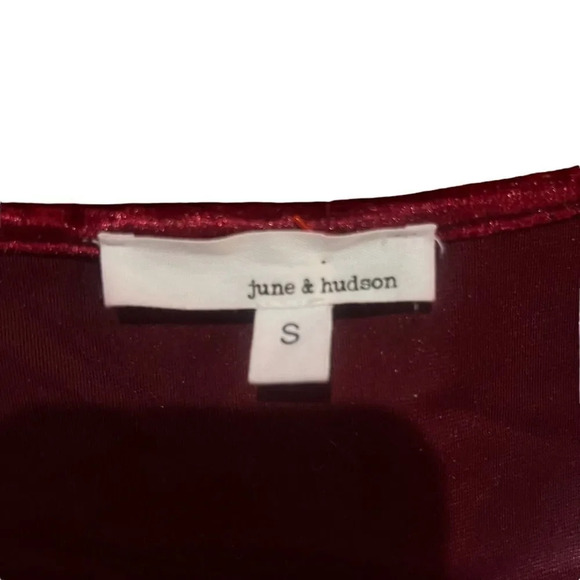 June & Hudson Red‎ Velvet Tie Front Blouse Size Small - Picture 2 of 3